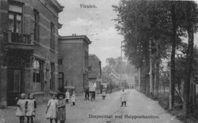 89114 Gezicht vanuit het zuiden in de Dorpsstraat te Vleuten. N.B. De gemeente Vleuten is per 1 jan. 1954 opgenomen in ...