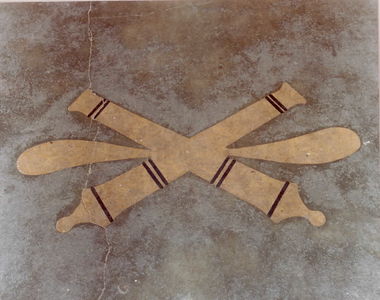 55504 Afbeelding van het motief van de Luchtdoelartillerie in de vloer van de hoofdingang van de Hojelkazerne ...