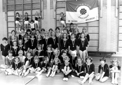 91161 Groepsportret van de jeugdleden van de Sportvereniging Oudenrijn die in 1981 één of meerdere malen kampioen in ...