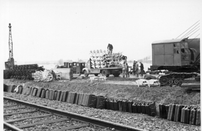 156833 Afbeelding van het lossen van kruiwagens, waarschijnlijk bij Rilland-Bath, na de watersnoodramp.