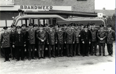 90568 Groepsportret van de leden van de vrijwillige brandweer van De Meern (gemeente Vleuten-De Meern) bij de ...