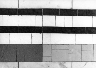 153962 Afbeelding van het vloermozaïek in het N.S.-station Oss te Oss.