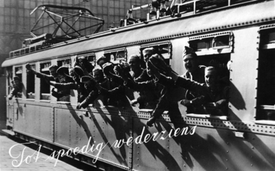 161024 Afbeelding van zwaaiende militairen in een rijtuig mat. 1924 ( Blokkendozen ) van de N.S. op het N.S.-station ...