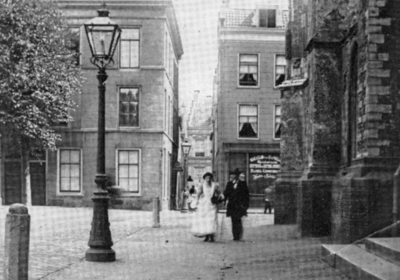 24598 Gezicht in de Voetiussteeg te Utrecht, vóór de verbreding in 1907.N.B. De Voetiussteeg heet sinds 1907 ...