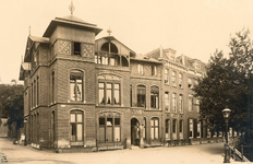 42823 Gezicht op het Diakonessenhuis (Achter Twijnstraat 30-33) te Utrecht, met links de Bijlhouwerstraat.N.B. Het ...