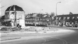 72269 Gezicht op hoek Artilleriestraat en Vleutenseweg (achtergrond) te Utrecht, vanaf de Artilleriestraat.N.B. De ...