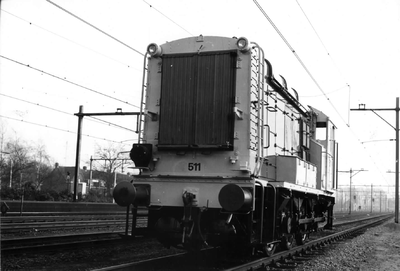 151532 Afbeelding van de diesel-electrische rangeerlocomotief nr. 511 (serie 500) van de N.S. in nieuwe ...