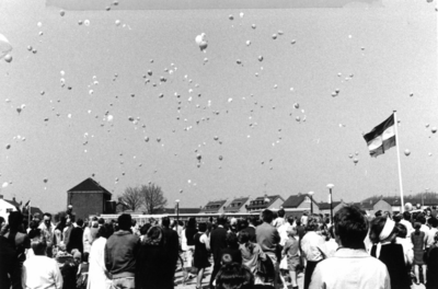 90964 Afbeelding van het loslaten van balonnen tijdens de viering van bevrijdingsdag op het Dorpsplein te Vleuten ...