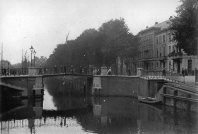 83700 Gezicht op de Catharijnebrug over de Stadsbuitengracht te Utrecht, uit het zuidoosten.