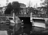 83747 Gezicht op de Willemsbrug over de Stadsbuitengracht te Utrecht, uit het oosten.