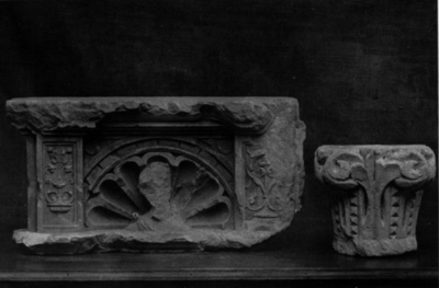 80787 Afbeelding van een 16e eeuwse schelpnis met vrouwenhoofd (links, vermoedelijk afkomstig van een epitaaf of ...