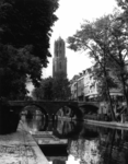 125276 Gezicht op de Hamburgerbrug over de Oudegracht te Utrecht, met op de achtergrond de Domtoren.