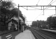 150691 Gezicht op perrons van het N.S.-station Soestduinen te Soestduinen.