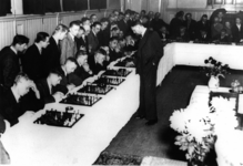 125400 Afbeelding van schaakgrootmeester dr. M. Euwe tijdens een simultaanwedstrijd schaken in Utrecht.