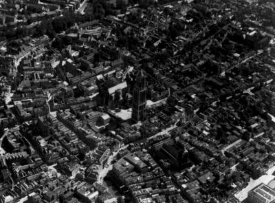 85054 Luchtfoto van een gedeelte van de binnenstad van Utrecht, uit het noordwesten. In het midden de Domtoren ...