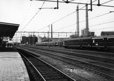 154852 Gezicht op het emplacement bij het N.S.-station Heerlen te Heerlen met rijtuigen plan E en electrische ...