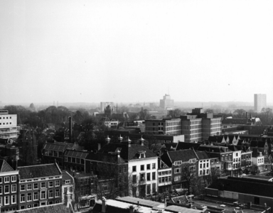 84546 Overzicht van een gedeelte van de stad Utrecht, naar het zuidoosten, vanaf een in de Brandstraat geplaatste ...