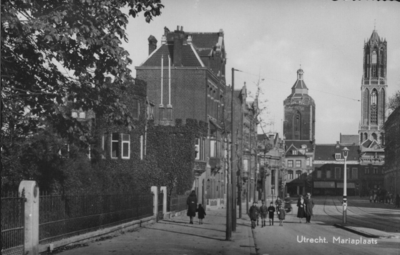 122092 Gezicht op de Mariaplaats te Utrecht met op de achtergrond de toren van de Buurkerk en de Domtoren, uit het westen.