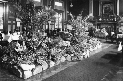 153808 Interieur van de versierde wachtkamer van het N.S.-station Rotterdam Maas te Rotterdam ter gelegeheid van het ...