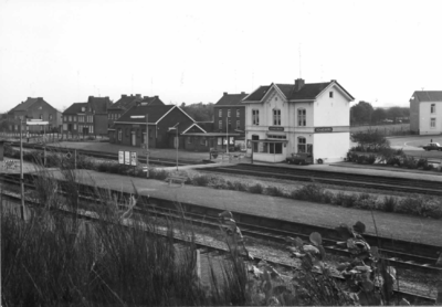 150661 Gezicht op het emplacement en het N.S.-station Schaesberg te Schaesberg.De stationsnaam Schaesberg is later ...