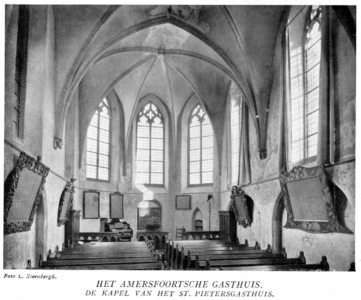 5995 Interieur van het St. Pieters- en Bloklandsgasthuis aan de Westsingel te Amersfoort: kapel, na de restauratie.