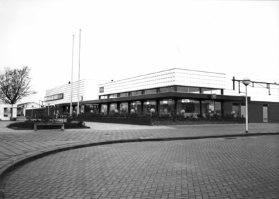 150699 Gezicht op het gecombineerde gebouw met het postkantoor en N.S.-station Steenwijk te Steenwijk.