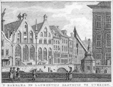 38306 Gezicht op de Oudegracht en de Ganzenmarkt te Utrecht met links de dubbele voorgevel van het St.-Barbara en ...