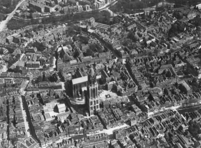 85051 Luchtfoto van het oostelijke deel van de binnenstad van Utrecht, uit het westen. Op de voorgrond de Vismarkt, ...