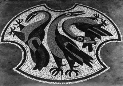 156098 Afbeelding van een door Jan Boon ontworpen vloermozaïek, voorstellende vogels, in de voetgangerstunnel van het ...