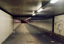 120229 Gezicht in de zuidelijke tunnelbuis voor voetgangers en fietsers van de Daalsetunnel te Utrecht, bij avond.