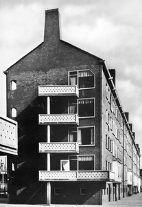 57422 Gezicht langs de voorgevels en op de zijgevel van een van de flatgebouwen aan de Graadt van Roggenweg te Utrecht, ...