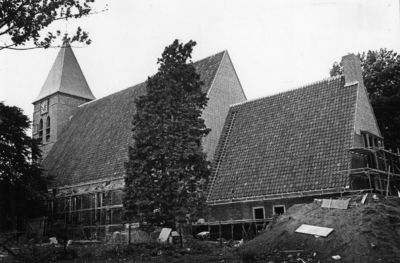 89461 Gezicht op de N.H. kerk (Schoolstraat 5) te Vleuten (gemeente Vleuten-De Meern) tijdens de restauratie.N.B. De ...