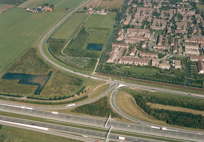 88863 Luchtfoto van de Rijksweg A12 en de C.H. Letschertweg te De Meern (gemeente Vleuten-De Meern) met op de ...