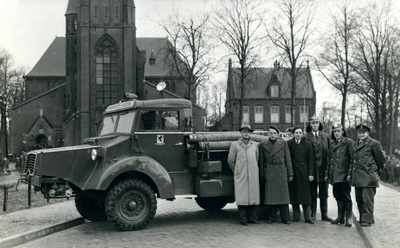90562 Afbeelding van de tot spuitwagen voor de brandweer van de gemeente Vleuten omgebouwde legertruck op de ...