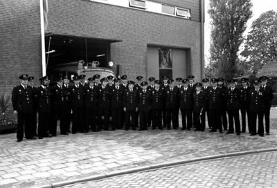 90664 Groepsportret van het korps van de vrijwillige brandweer van Vleuten en Haarzuilens bij de brandweerkazerne (Den ...