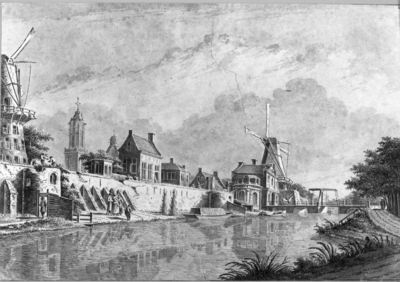 30822 Gezicht vanaf de singel over de stadsbuitengracht op de stadswal te Utrecht uit het westen met links de molen de ...