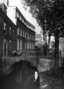 60806 Gezicht op de Kromme Nieuwegracht te Utrecht, uit het zuidoosten met een gedeelte van de huizen nrs. 3-7 tussen ...