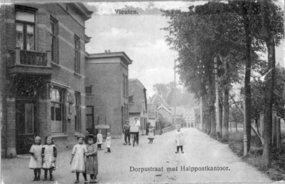 89142 Gezicht vanuit het zuiden in de Dorpsstraat te Vleuten. N.B. De gemeente Vleuten is per 1 jan. 1954 opgenomen in ...