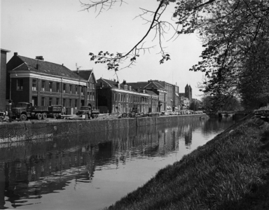 69748 Gezicht over de Stadsbuitengracht op de bebouwing aan de Rijnkade te Utrecht, met rechts de Willemsbrug, vanaf de ...