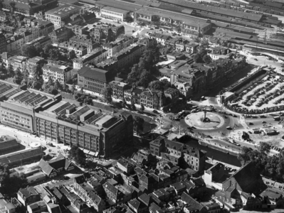 84751 Luchtfoto van het Leidseveer (rechts) en omgeving te Utrecht, uit het noordoosten. Op de voorgrond de ...