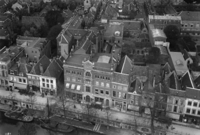 120013 Luchtfoto van een gedeelte van de Oudegracht te Utrecht, uit het zuidwesten, met in het midden de fabriek van de ...