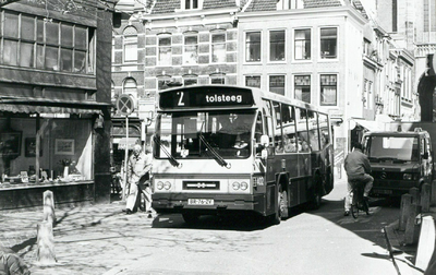 86156 Afbeelding van de Daf-Hainje autobus nr. 402 van het G.V.U. als lijn 2 naar Tolsteeg tussen de Servetstraat en de ...