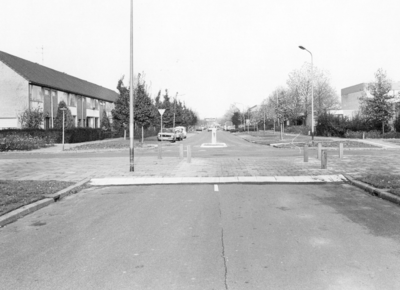 89005 Gezicht vanuit het zuiden op de verkeersdrempel in de Mereveldlaan te De Meern (gemeente Vleuten-De Meern). N.B. ...