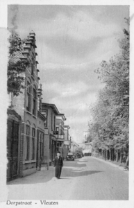 89113 Gezicht vanuit het zuiden in de Dorpsstraat te Vleuten. N.B. De gemeente Vleuten is per 1 jan. 1954 opgenomen in ...