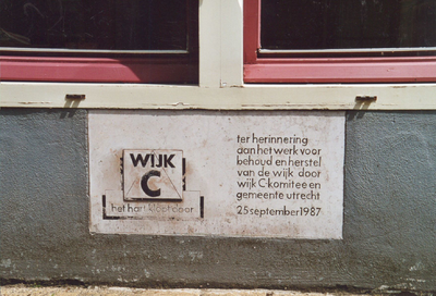 24253 Afbeelding van de gedenksteen in de voorgevel van het pand Willemstraat 29 te Utrecht ter herinnering aan het ...