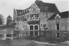 162683 Gezicht op het N.S.-station Deventer te Deventer, tijdens hoog water.