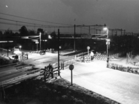 76522 Gezicht op de spoorwegovergang ter hoogte van de Eykmanlaan te Utrecht; vanuit het zuiden met op de achtergrond ...