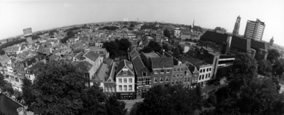 84503 Panorama van Utrecht vanaf een steiger voor de St.-Augustinuskerk (Oudegracht 69), naar het oosten. Links de ...