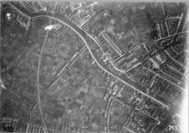 84631 Verticale luchtfoto van de wijk Pijlsweerd te Utrecht; links de spoorlijn Utrecht-Amersfoort, in het midden de ...
