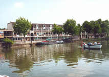 24305 Gezicht over de Stadsbuitengracht op enkele panden aan de Wittevrouwensingel te Utrecht.